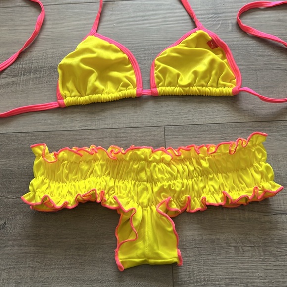 Bikinis - Picture 4 of 7